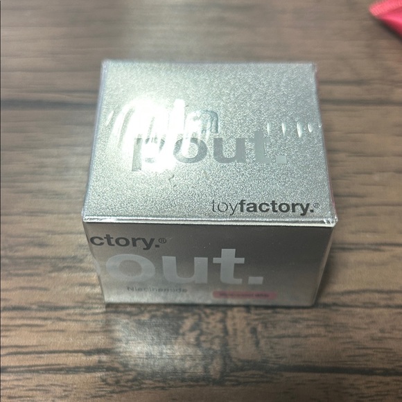 Pink lip serum - Picture 2 of 3